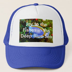 Freude zu den Fischen in der tiefen blauen Truckerkappe