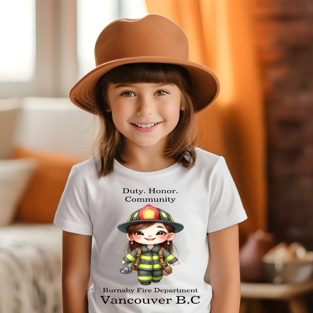 Freudenfeuerwehrer in heller Ausrüstung mit Kamera T-Shirt (Von Creator hochgeladen)