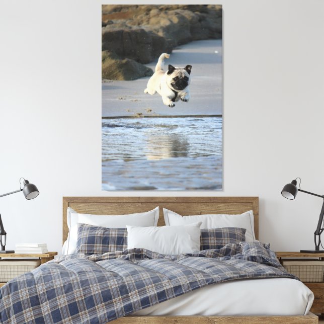 Freuen Sie sich auf einen Mops am Meer Leinwanddruck (Insitu (Schlafzimmer))