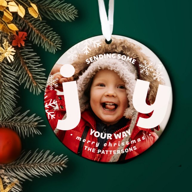 Freuen Sie sich auf Personalisiertes Foto Weihnach Ornament (Sending joy custom photo ornament shown on evergreen background.)