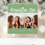 Freunde des grün-weißen Fotos Keramikornament<br><div class="desc">Ein Geschenk für Ihre besten Freunde zu Geburtstagen,  Weihnachten oder einem besonderen Ereignis. Weißer Text: Friends for Life,  geschrieben mit einem trendigen Stil Skript. Personalisieren und verwenden Sie Ihr eigenes Foto und Ihre eigenen Namen. Weiche grünen Hintergrund.</div>