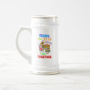 Freunde, die zusammen lesen Bleibe Bierglas