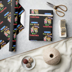 Freunde, die zusammen lesen Bleibe Geschenkpapier