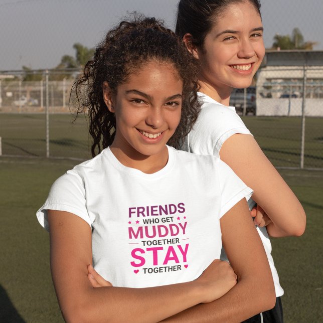 Freunde, die zusammen Schlamassel bekommen T-Shirt (Von Creator hochgeladen)