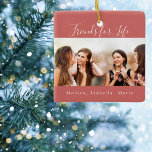 Freunde für das Leben Braunrote Foto Namen Keepake Keramikornament<br><div class="desc">Ein Geschenk für Ihre besten Freunde zu Geburtstagen,  Weihnachten oder einem besonderen Ereignis. Text: Friends for Life,  geschrieben mit einem trendigen handgeschriebenen Stil-Skript. Personalisieren und verwenden Sie Ihr eigenes Foto und Ihre eigenen Namen. Ein brauner,  roter Hintergrund.</div>