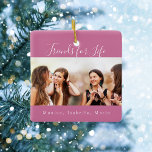 Freunde für das Leben dunkelrosa Foto Namen Keepak Keramikornament<br><div class="desc">Ein Geschenk für Ihre besten Freunde zu Geburtstagen,  Weihnachten oder einem besonderen Ereignis. Text: Friends for Life,  geschrieben mit einem trendigen handgeschriebenen Stil-Skript. Personalisieren und verwenden Sie Ihr eigenes Foto und Ihre eigenen Namen. Ein dunkelrosa Hintergrund.</div>