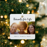Freunde für das Leben Foto Namen Keepake Ornament Aus Metall<br><div class="desc">Ein Geschenk für Ihre besten Freunde zu Geburtstagen,  Weihnachten oder einem besonderen Ereignis. Schwarzer Text: Friends for Life,  geschrieben mit einem trendigen handgeschriebenen Stil Skript. Personalisieren und verwenden Sie Ihr eigenes Foto und Ihre eigenen Namen. Ein schick weißer Hintergrund.</div>