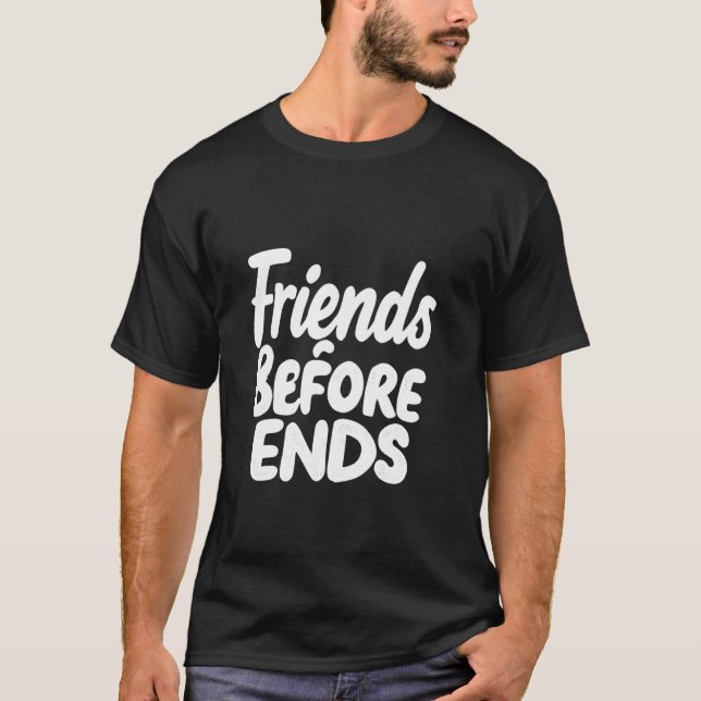 Freunde vor mutigen typografischen Enden T-Shirt (Vorderseite)