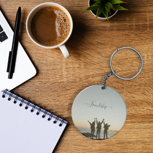 Freunde während des Mono-Gramm-Schlüsselanhängers Schlüsselanhänger