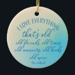 Freunde Weinbücher Zitat Winter Blue Keramik Ornament<br><div class="desc">Inspiration und Spaß Zitat für diejenigen,  die Freunde,  Bücher und Wein genießen. Oliver Goldsmith zitiert "Ich Liebe alles,  was alt ist,  alte Freunde,  alte Zeiten,  alte Manieren,  alte Bücher und alte Weine". Hübscher winterblauer Hintergrund. Ideal für Buchklub,  Weinkeller,  Leser und Weintrinker.</div>
