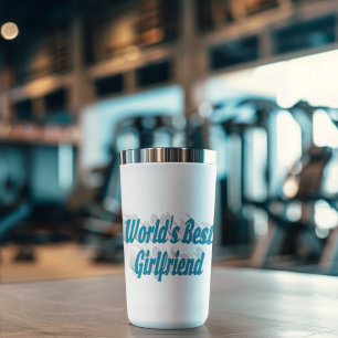 Freundin mit himmelblauer Halbtypografie Thermobecher