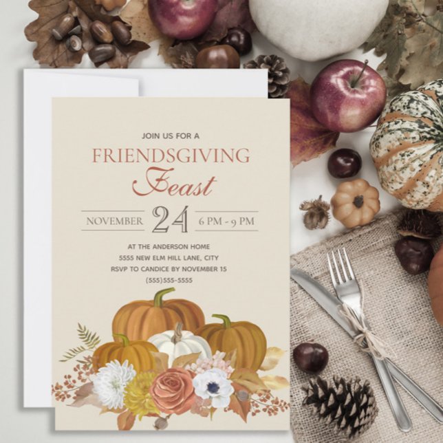 Freundliche Feste Abendessen Rustikal Einladung (Rustic Friendsgiving Feast invitation with orange and white pumpkins and pretty Autumn Floral)