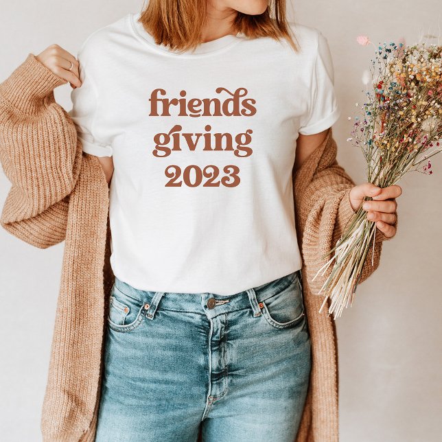 Freundschaft 2023 | Boho Retro Terracotta T-Shirt (A boho, retro shirt that says "friendsgiving 2023" in terracotta text is perfect to wear to dinner!)