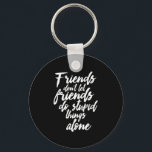 Freundschaftsgoals Freunde Lass Freunde nicht Schlüsselanhänger<br><div class="desc">Freunde Lass nicht, dass Freunde dumme Dinge allein tun. Ein lustiges und humorvolles Design für Ihre besten Freunde, die nie Fragen gefragt haben, wenn es darum geht, etwas Dummes zu tun. Diese coole Typografie-Ware ist großartig für den Freundschaftstag. Ideal, um Freundschaftsziele mit Ihren verrückten besten Freunden, Schulbande und Mädchenkollegen zu...</div>