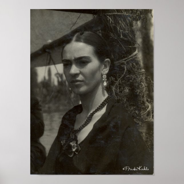 Frida Kahlo in Black Poster (Vorne)