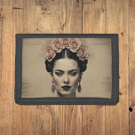 Frida Kahlo - Surreal Retro Artistic Tri-fold Geldbeutel<br><div class="desc">Entspannen Sie mit dem Frida Kahlo Trifold Wallet - eine Mischung aus Vintagem Charme und moderner Kunst. Es ist ein einzigartiges Accessoire für kühnen,  künstlerischen Soul und bietet eine surreale Doppelbelichtungskunst auf gerissenem Papier. Bleibe organisiert mit einem Statement-Stück,  das Individualität feiert.</div>
