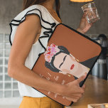Frida Kahlo Zitat Funny l Modern Inspiration Laptopschutzhülle<br><div class="desc">Aktualisieren Sie Ihren Laptop-Stil mit dem "Frida Kahlo Quote Portrait" Modern Inspiration Laptop Sleeve! 🌺 💻 Diese schicke und schützende Hülle schützt nicht nur Ihren Laptop, sondern steckt ihn auch mit den motivierend Worten von Frida Kahlo in sich. Mit einem modernen Porträtdesign und einem kraftvollen Zitat verbindet dieser Laptop-Ärmel zeitgenössische...</div>