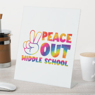 Frieden aus der Mittelschule Gefärbte Krawatte am Sockelschild