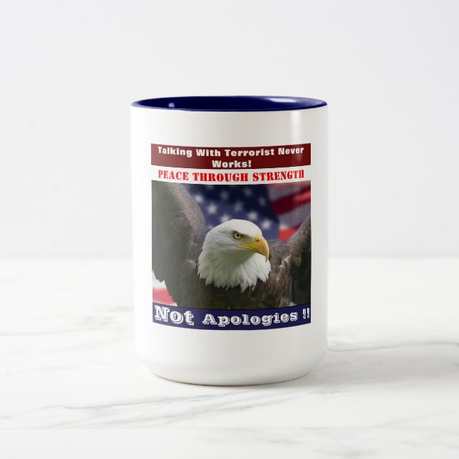 Frieden durch Kraft Zweifarbige Tasse (Mittel)