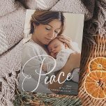 Frieden | Elegante Schrift und Foto Weihnachten<br><div class="desc">Diese elegante Weihnachtskarte sagt "Peace" in der modernen Skriptkalligraphie. Fügen Sie Ihr Lieblings-Foto hinzu.</div>