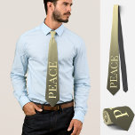 Frieden, kein Krieg, subtil elegante braun Krawatte<br><div class="desc">Diese wunderschöne Krawatte zeigt das Wort Ruhe in hellbeige auf braunem goldenem Hintergrund. Ideal,  aber fein und stilvoll,  um Ihre Einstellung zu Frieden und Freiheit,  zu Krieg und Gewalt zu zeigen. Für Pazifisten,  Anti-Kriegs-Demonstrationen und Friedenssuchende.</div>