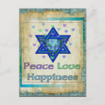 Frieden Liebe Glück Postkarte<br><div class="desc">Hearts,  Star of David und die Worte "Peace Liebe Happiness" sind eine schöne Art,  Happy Hanukkah zu sagen.</div>