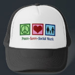 Frieden Liebe Sozialarbeit Truckerkappe<br><div class="desc">Frieden Liebe Sozialarbeit. Ein niedliches Geschenk für Sozialarbeiter mit einer Familie,  die neben einem Friedenszeichen und Herz Händchen hält. Sozialdienstleistungen für einen Verwalter von Sozialdienstleistungen.</div>