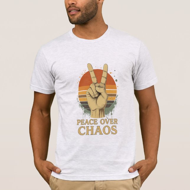 Frieden über Chaos - Retro Sunset Statement T - Sh T-Shirt (Vorderseite)