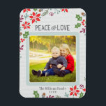 Frieden und Liebe | FOTO Magnet<br><div class="desc">Der moderne Ferienmagnet im Waldlandstil zeichnet sich durch "Foto & Liebe" mit maßgeschneiderten Texten und Illustrationen zu Weihnachtsfeiern,  Beeren,  Poinsettien,  Kiefernästen und Eichen aus,  die das quadratische Foto umrahmen. Der Hintergrund hat einen subtilen hellgrauen Strick strukturiert Aussehen. Das Design umfasst die Farben Rot,  Bordeaux,  Grün,  Eisblau und Grau.</div>