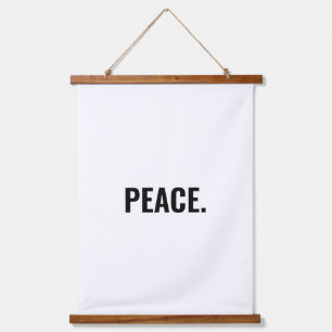 Frieden weißer und schwarzer Text minimalistisch A Wandteppich Mit Holzrahmen