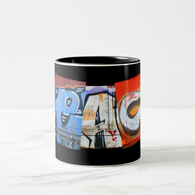 FRIEDENSgraffiti-Tasse Zweifarbige Tasse (Mittel)
