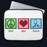 FriedensLiebe-Doktoren Laptopschutzhülle<br><div class="desc">Ein Friedenszeichen,  ein Herz und ein Stethoskop eines Doktors.</div>