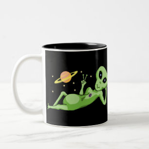Friedensraum-Alien-Tasse Zweifarbige Tasse