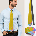 Friedenstaube, kein Kriegsgelb Krawatte<br><div class="desc">Diese hübsche Krawatte ist mit einer farbenfrohen und künstlerischen Ruhepuppe in Rosa und Blau auf gelbem Hintergrund im Pop-Art-Stil ausgestattet. Ideal,  um Ihre Einstellung zu Frieden und Freiheit,  gegen Krieg und Gewalt schön zu zeigen. Für Pazifisten,  Anti-Kriegs-Demonstrationen und Friedenssuchende.</div>