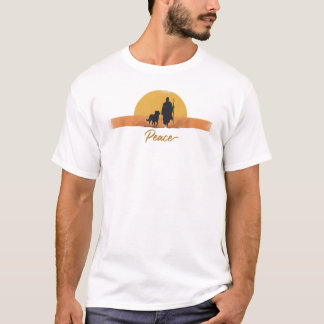 Friedenswandelnder Mönch mit Aloka-Hund – Marsch f T-Shirt