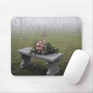 Friedhofsbank mit rosa Rosenstrauß Mousepad