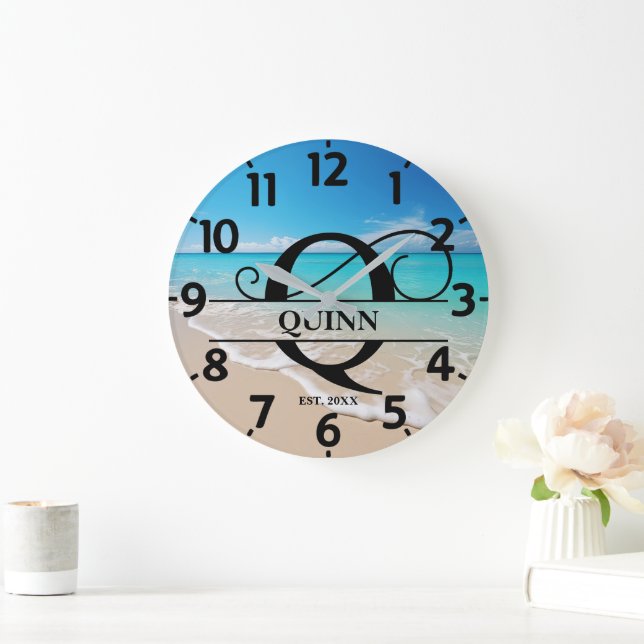 Friedlich Beach Front Q Monogramm Große Wanduhr (Zuhause)