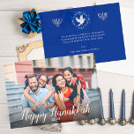 Friedlich Joyous Happy Hanukkah Modernes Foto Feiertagskarte<br><div class="desc">Senden Sie Hanukkah Grüße mit einem großen Foto vorne mit komplementären weißen Schriftart von "Happy Hanukkah" und das laufende Jahr über den Boden des Fotos. Auf der anderen Seite ist eine Nachricht, die behalten oder personalisiert werden soll, und ein Ort für Ihren Familiennamen oder Ihren individuellen Namen. Zwei einfache Menorahs...</div>