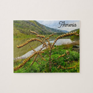 Friedliche armenische Landschaft See und grüne Hüg Puzzle