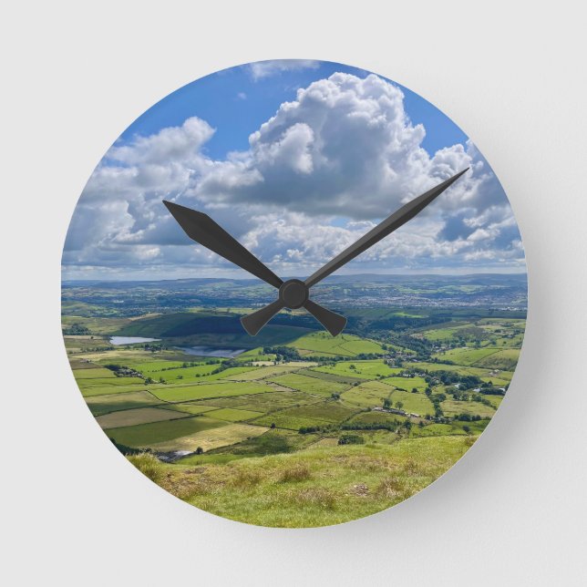 Friedliche Aussicht von Pendle Hill... Runde Wanduhr (Vorderseite)
