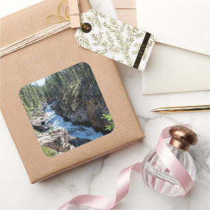 Friedliche Bergkaskade – Stanley Falls Portrait Quadratischer Aufkleber
