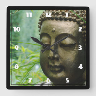 Friedliche Buddha-Statue in einem grünen grünen Wa Quadratische Wanduhr