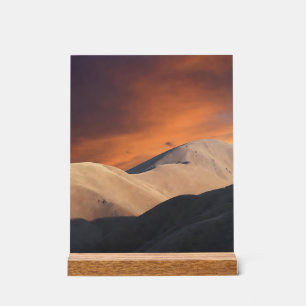 Friedliche goldene Hügel unter Zwielichtwolken Acrylschild