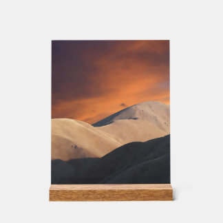 Friedliche goldene Hügel unter Zwielichtwolken Acrylschild