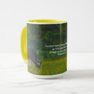 Friedliche Kühe Weiden in Wildblume Bibel Verse Tasse