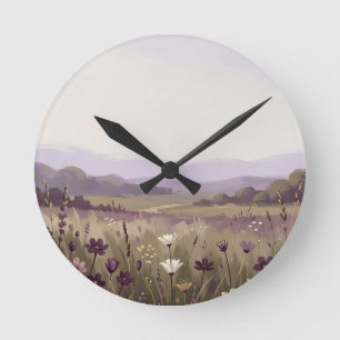 Friedliche lila Wildblumenwiese mit sanften Hügeln Runde Wanduhr
