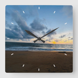 Friedliche Ozeansonnenuntergangsstrand Küstenweihn Quadratische Wanduhr