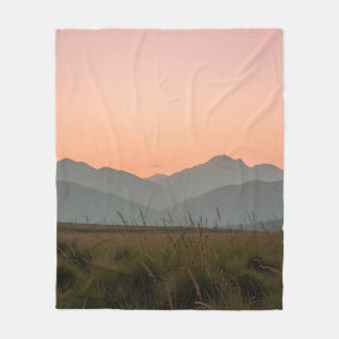 Friedliche rosa Sonnenuntergangsberge wilde Grasla Fleecedecke
