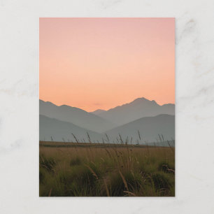 Friedliche rosa Sonnenuntergangsberge wilde Grasla Postkarte