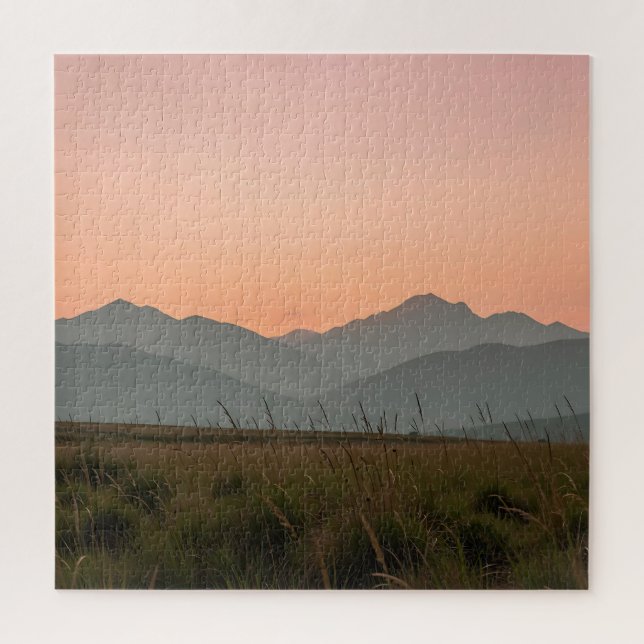Friedliche rosa Sonnenuntergangsberge wilde Grasla Puzzle (Vertikal)